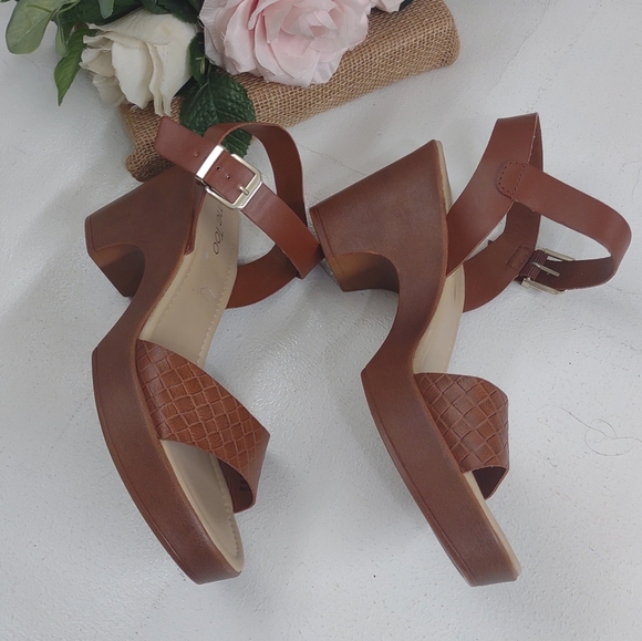 me too Shoes - Brown Strappy Sandals